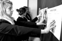 „Unissued Diplomas“ – Ausstellung zum Krieg in der Ukraine