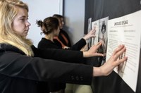 „Unissued Diplomas“ – Ausstellung zum Krieg in der Ukraine